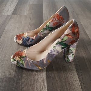 NWOT Nine West Velvet Floral Pump Heels